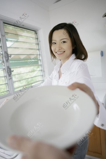 一起洗碗的情侣图片