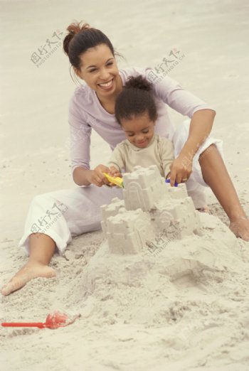 沙滩上玩耍的母女图片