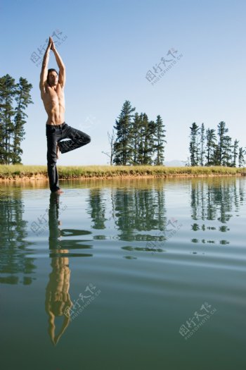 在水面上练瑜伽的男人图片