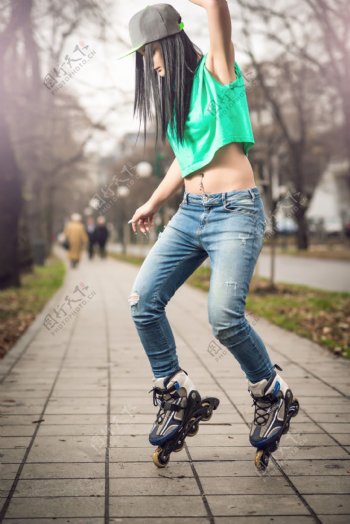 溜冰的性感女孩图片