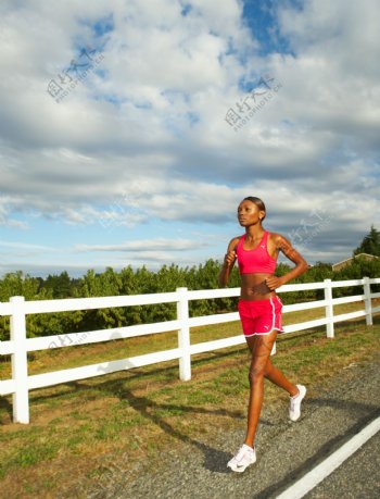 跑步的黑人女性