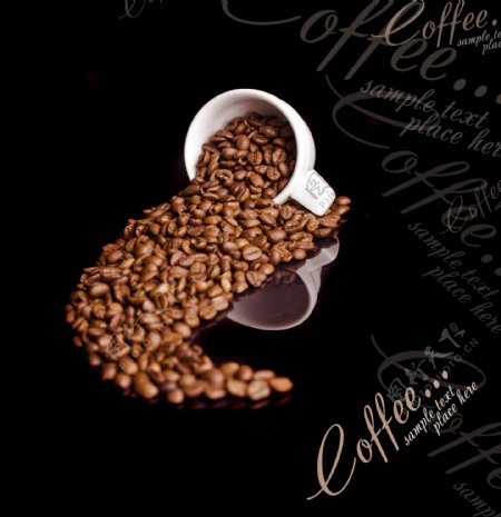 咖啡杯子里的咖啡豆