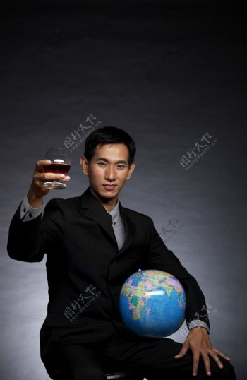 喝红酒的商务男士图片