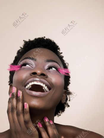 仰望大笑的黑人美女图片