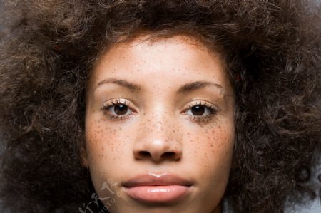 卷发发型的黑人女性面部图片