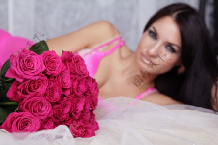 粉玫瑰与女人图片