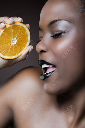 黑人美女与橙子图片