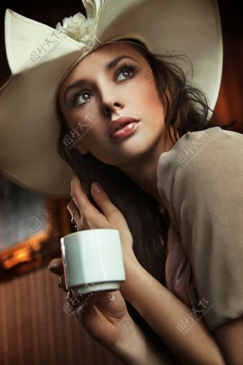 喝咖啡的时尚美女图片