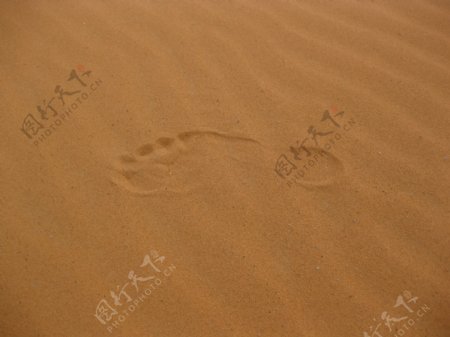 唯美沙滩脚印图片