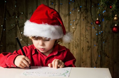 写圣诞贺卡的小男孩图片