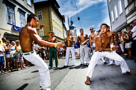 街道上斗舞的外国人图片