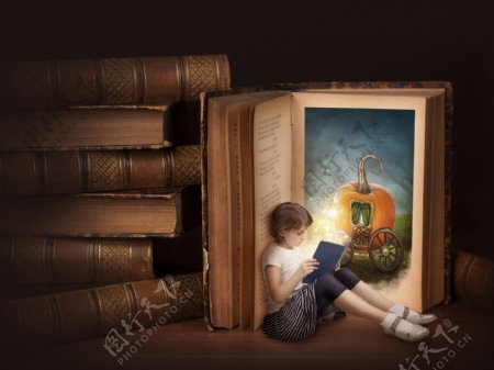 看书的女孩与怀旧书本图片