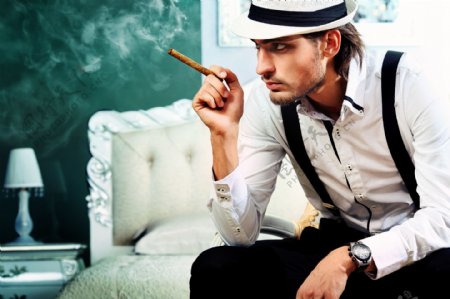 抽雪茄的绅士男人图片