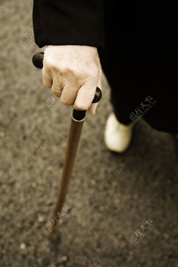 老人拄拐杖手势图片