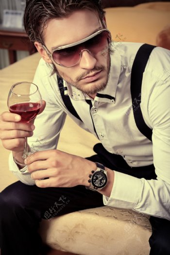 喝红酒的男人图片