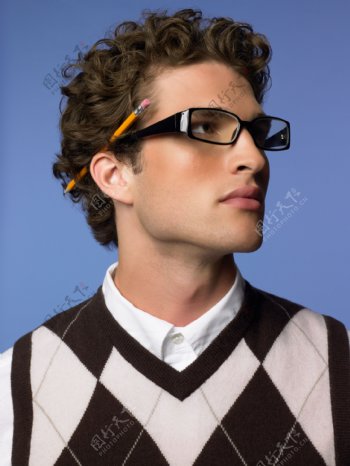 戴眼镜的男生图片
