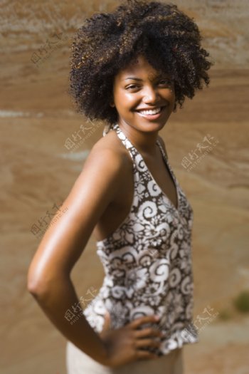 微笑的黑人美女图片