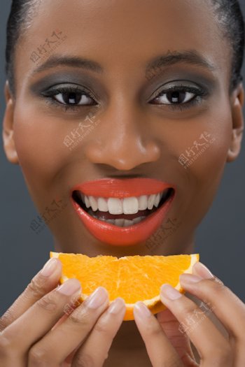 吃橙的美女图片