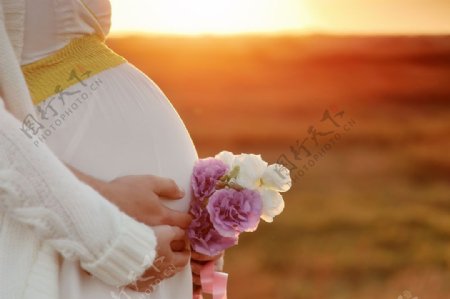 孕妇与鲜花图片