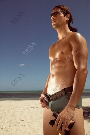 沙滩上的外国男人图片