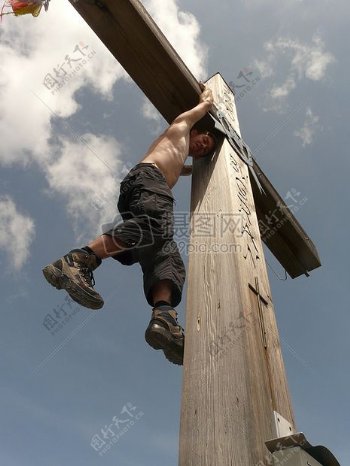 十字架上的男子