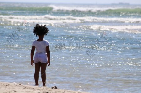 在海边思考的小女孩
