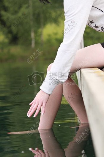 腿浸在水里的人