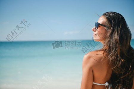在海边度假的女人