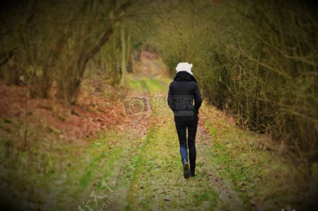 散步在树林里的女子