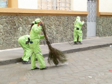 正在扫大街的清洁工