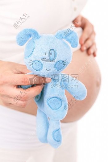 孕妇拿着的蓝色娃娃