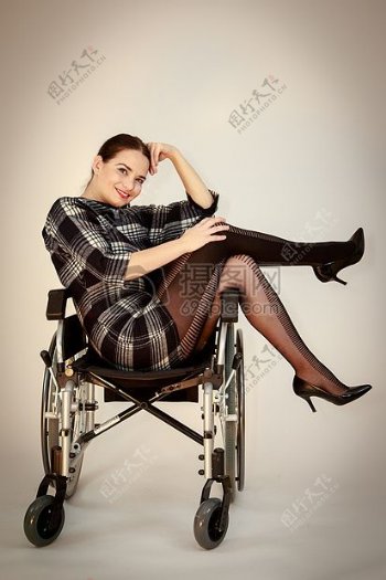 轮椅上的年轻女子