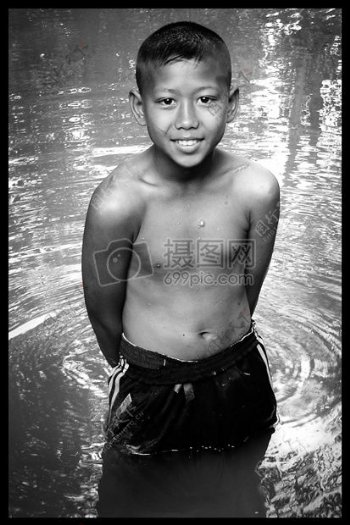 水里微笑的男孩