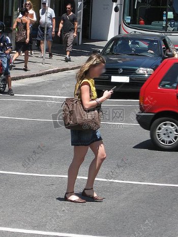 街道上拿着手机的女人