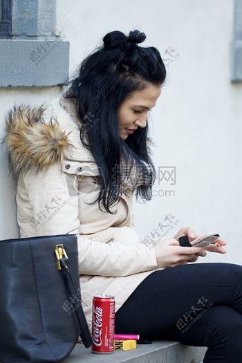 坐着玩手机的女人