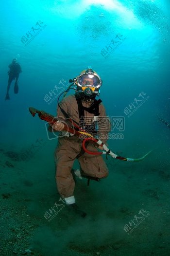 深海里的潜水员