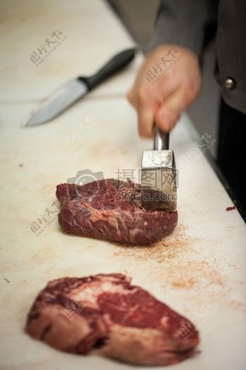正在切牛肉的手