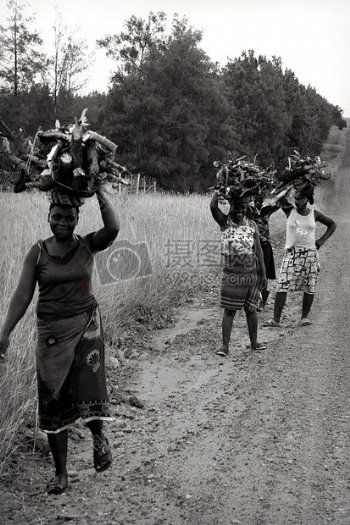 顶木头非洲妇女