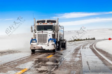 冰雪路面行驶的重型货车图片