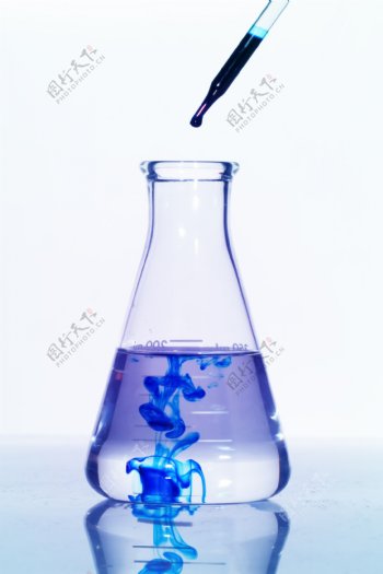 锥形瓶里的蓝色液体图片
