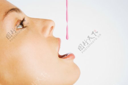 粉色液体与女人图片