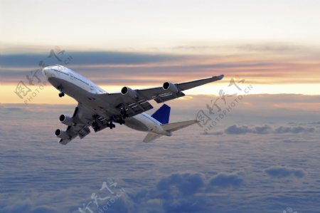 天空云海飞机图片