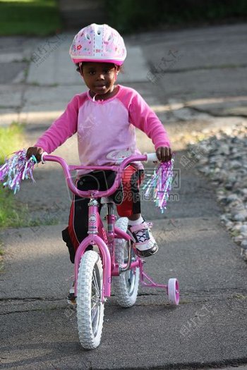 孩子骑自行车美国黑人家庭自行车儿童非洲美国快乐一起