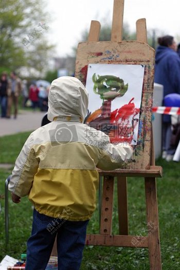 艺术家画家男孩图创建艺术工作的绘画