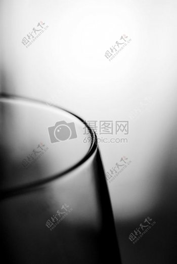 黑白玻璃杯摄影