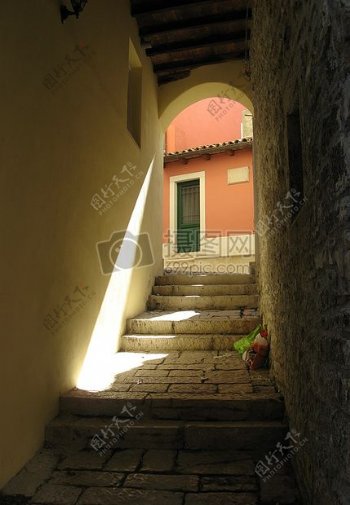 阳光下的一道楼梯