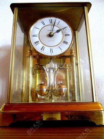 金色的石英钟表