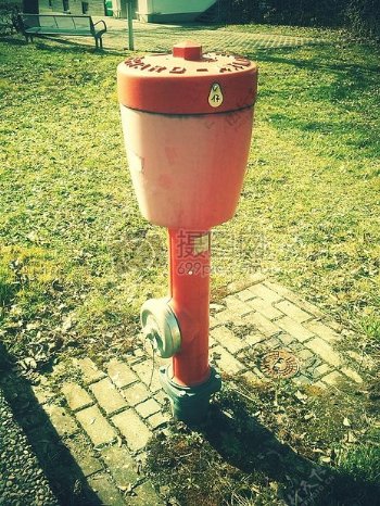 阳光下的消防栓