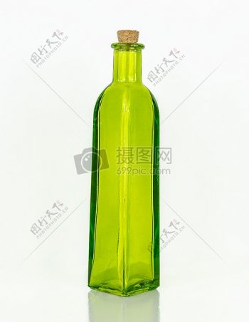 一只黄绿色的空瓶子