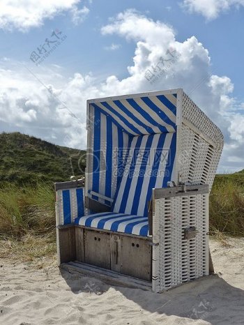 蓝天下的沙滩椅
